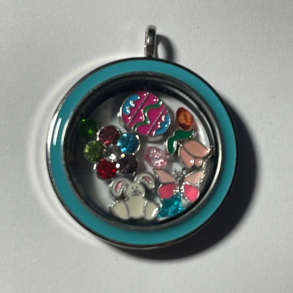 EASTER HOLIDAYS Memory Locket w/ 22 in Necklace NEW